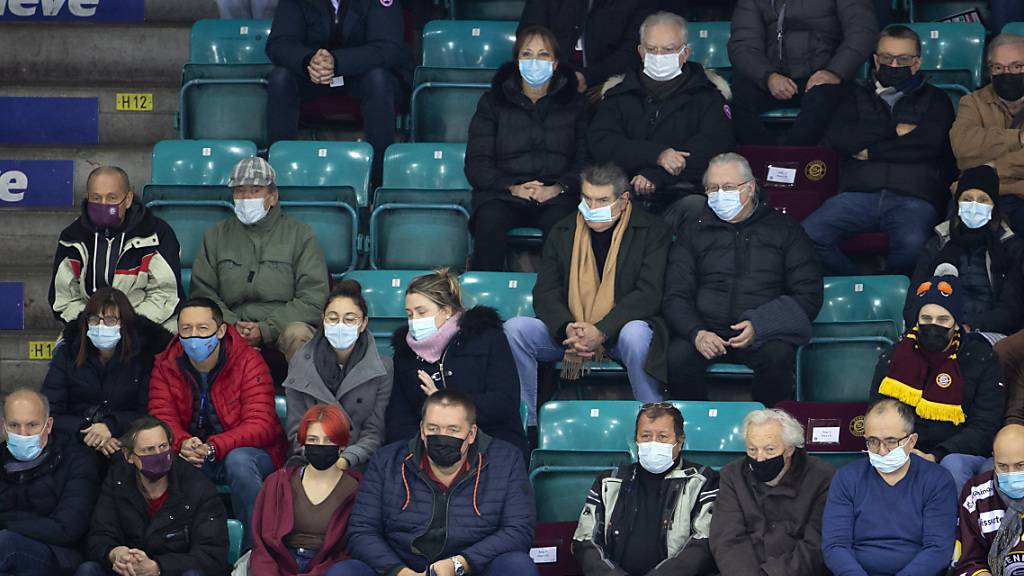 Fans mit schützender Maske beim Spiel Servette gegen Rapperswil-Jona am vergangenen Freitag