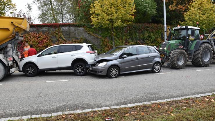 Solothurn SW, October 12 - Due to a tractor trailer driver braking too late, there was a rear-end collision in Solothurn.  Four vehicles were affected and one person was injured.