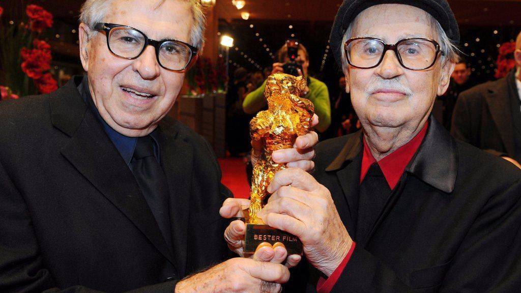 Die Gebrüder Taviani 2012 mit dem Goldenen Bären der Berlinale. Nun ist Vittorio Taviani (r) mit 88 Jahren gestorben.