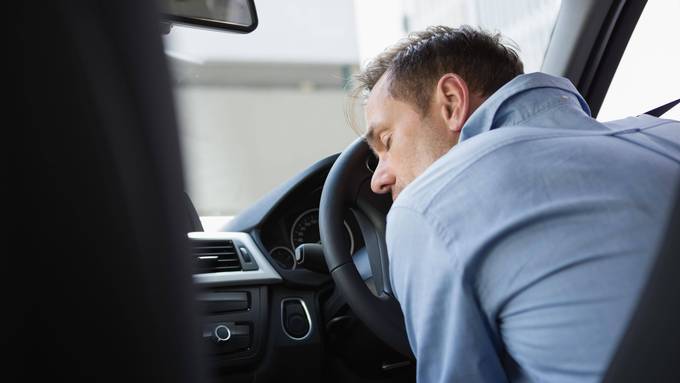 Betrunkener Schweizer schläft auf Autohupe ein und hält Nachbarschaft wach