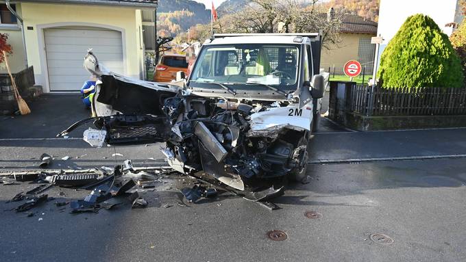 Lieferwagen und LKW crashen in Mels ineinander – zwei Personen verletzt