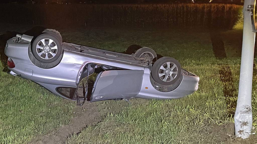 Ein 18-Jähriger verlor in Reiden die Kontrolle über sein Auto. Dieses landete schliesslich auf dem Dach.