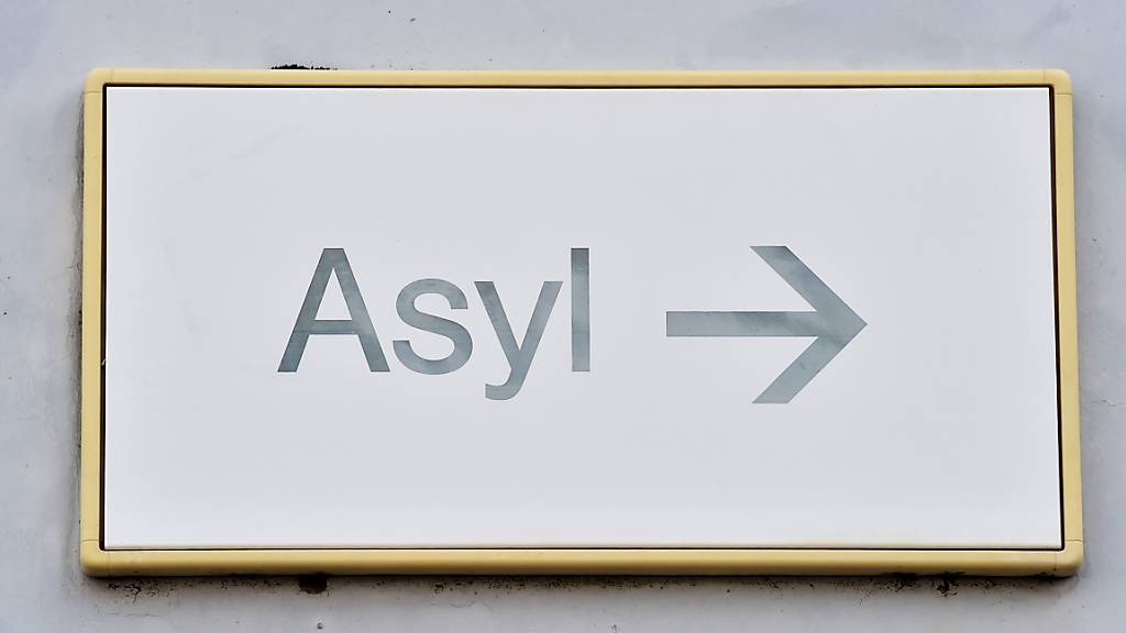 ARCHIV - Ein Schild mit der Aufschrift «Asyl» hängt in der Landeserstaufnahme in Karlsruhe für Asylbewerber (LEA) an einer Wand. Foto: Uli Deck/dpa
