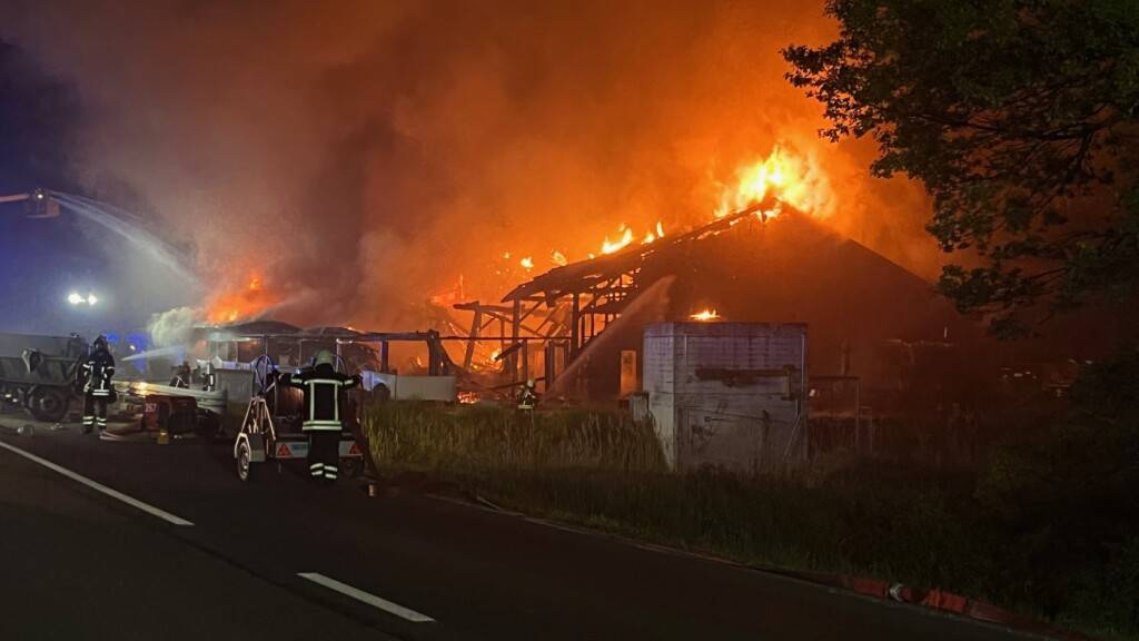 Rettungskräfte suchen nach Brand in Wallis nach möglichen Opfern