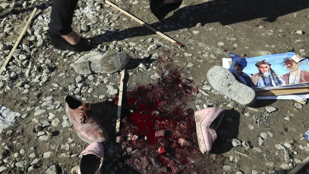 ARCHIV - Ein Blutfleck und Schuhe nach einem tödlichen Angriff. Mehr als 100.000 Menschen sind seit Jahresbeginn in Afghanistan vor Kämpfen und Gefechten aus ihren Dörfern und Städten geflohen. Foto: Rahmat Gul/AP/dpa