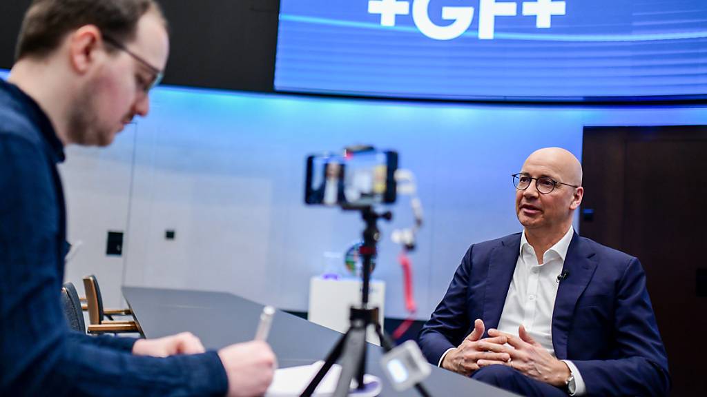 Georg Fischer hat im ersten Halbjahr weniger Gewinn geschrieben. Im Bild CEO Andreas Mueller an einer Medienkonferenz im März 2023 in Zürich. (Archivbild)