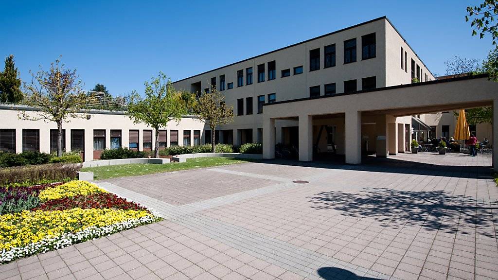 Blick auf ein Gebäude der Klinik St. Urban im Kanton Luzern: In der psychiatrischen Klinik ist ein 85-Jähriger gestorben, nachdem er in seinem Zimmer von einem 33-Jährigen angegriffen wurde. (Archivbild)