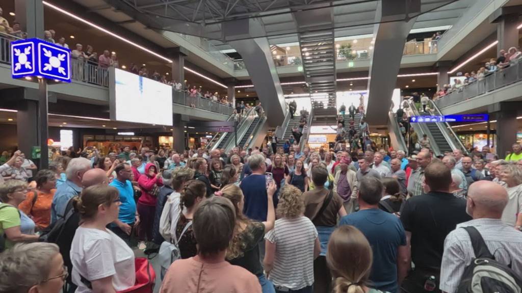 Jodel-Flashmob im Bahnhof Bern