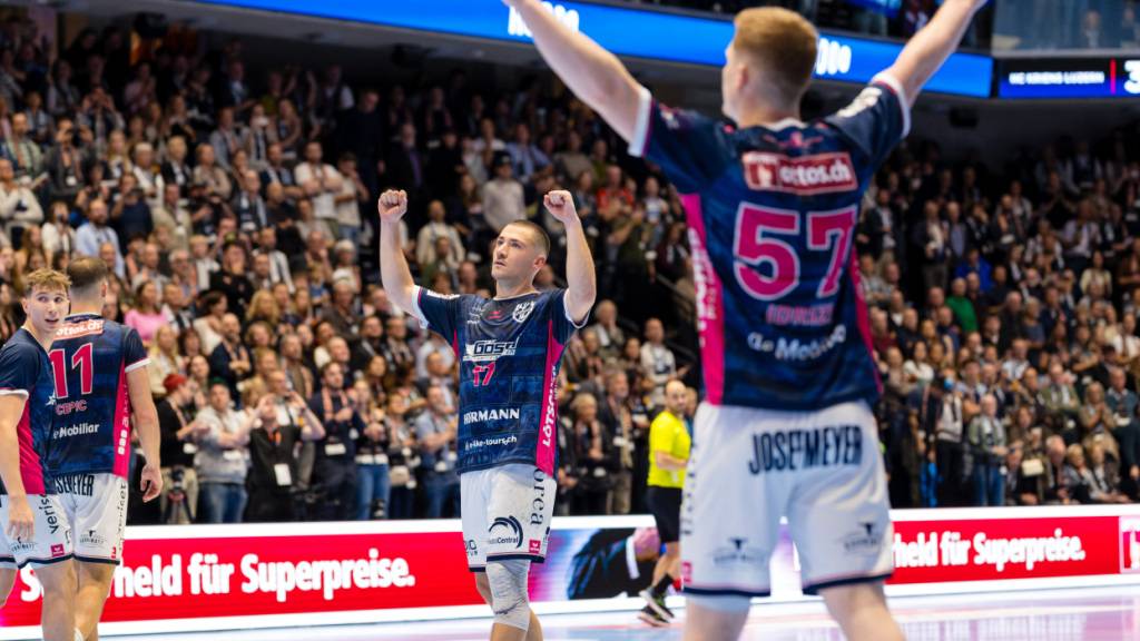 Jubel in der neuen Halle: Kriens-Luzerns Topskorer Jerome Müller (li.) und Ammar Idrizi freuen sich über einen hart erkämpften Sieg