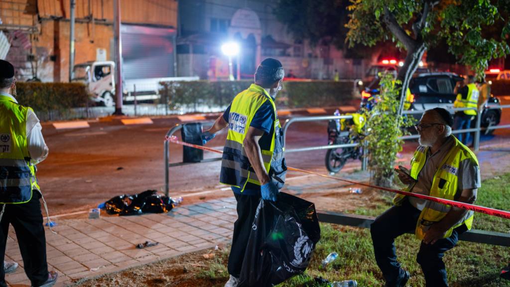 ARCHIV - Männer arbeiten im Jahr 2024 an einem Ort in Tel Aviv, wo ein Anschlag stattgefunden hat. Foto: Ilia Yefimovich/dpa