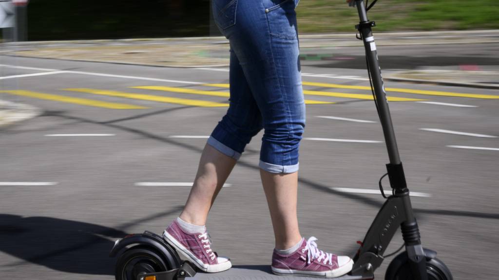 Junger E-Trottinettfahrer fährt in Schötz LU frontal in ein Auto