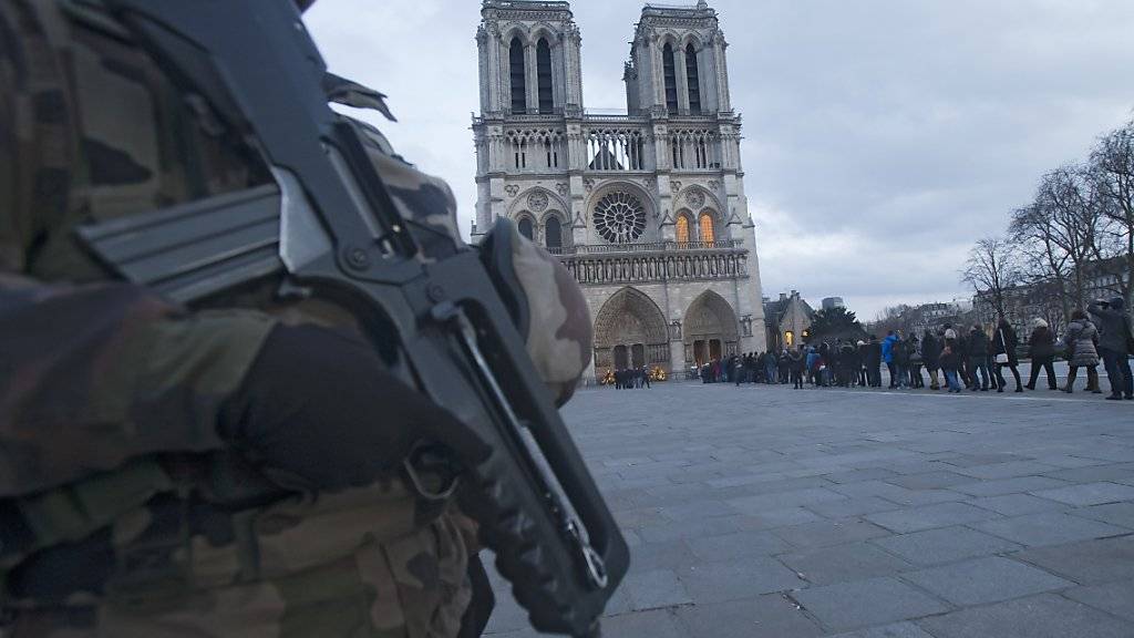 Unter wachsamen Augen von Soldaten begeben sich hunderte in die Kathedrale Notre Dame in Paris: Die Weihnachtsfeierlichkeiten an vielen Orte, unter anderem in Frankreich, fanden unter scharfen Sicherheitsvorkehrungen statt.