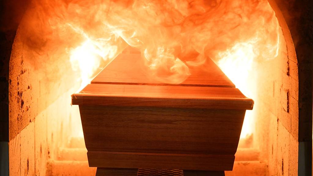 Ein Sarg fährt im Krematorium in den Einäscherungsofen: In der Zentralschweiz starben in den letzten neun Wochen mehr Senioren als üblich. (Symbolbild)