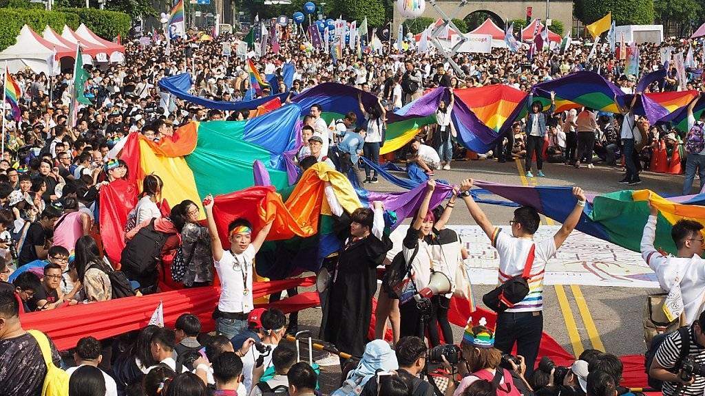 Die Teilnehmer der Gay-Pride in Taipeh forderten ein Gesetz zur Einführung der gleichgeschlechtlichen Ehe.