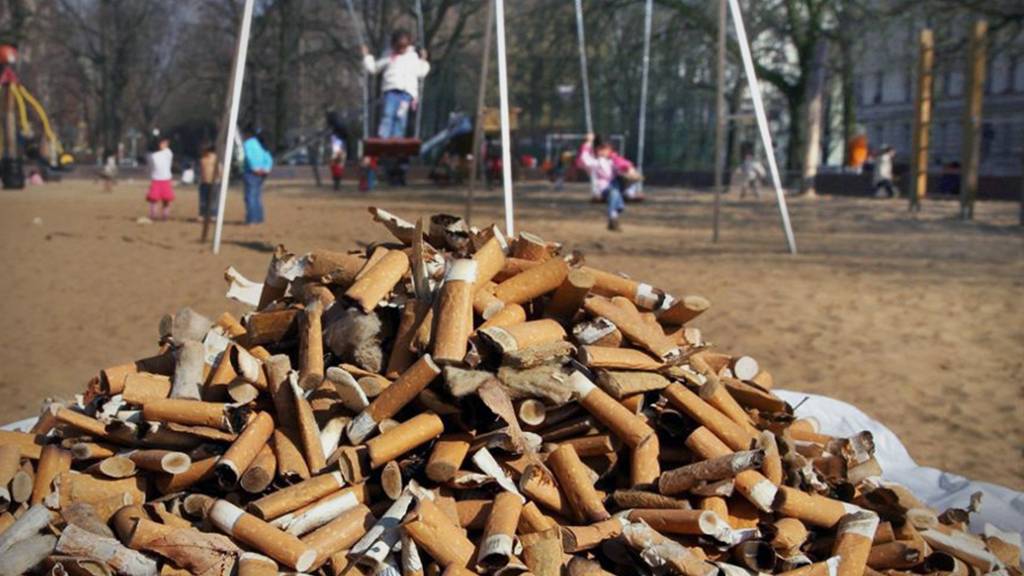 Gefährlich und scheusslich anzusehen: Zigarettenstummel liegen haufenweise auf Kinderspielplätzen herum.