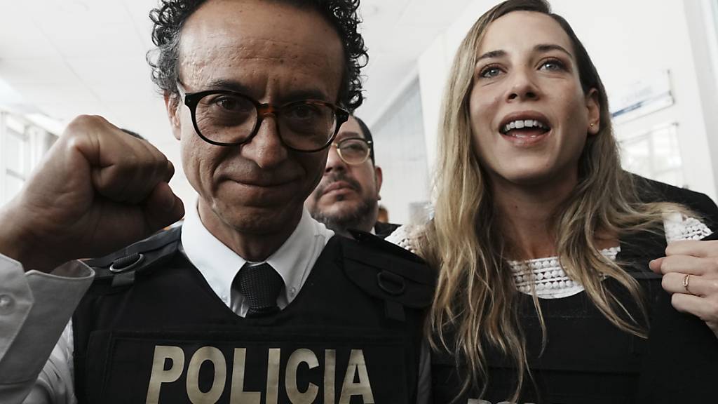 Christian Zurita gestikuliert neben Vizepräsidentschaftskandidatin Andrea González Náder während einer Pressekonferenz zur Bekanntgabe seiner Nominierung durch die Partei Construye (Baue) als Nachfolger des getöteten Villavicencio als Präsidentschaftskandidat. Foto: Dolores Ochoa/AP/dpa