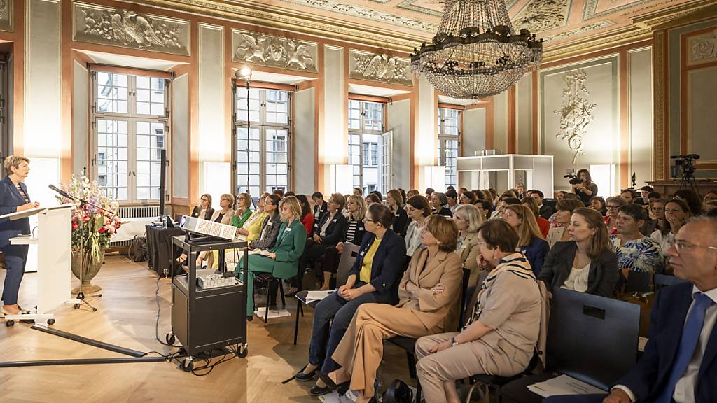 Bundesrätin Karin Keller-Sutter (l.) hält an der dritten Internationalen Bürgermeisterinnenkonferenz in Schaffhausen eine Rede.