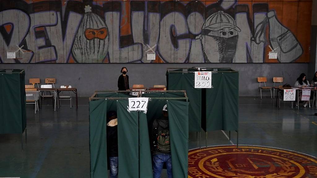 Zwei Männer stimmen über den Entwurf einer neuen Verfassung ab. Foto: Matias Basualdo/AP/dpa