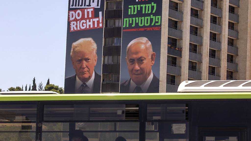 Plakate mit den Gesichtern von US-Präsident Trump (l) und dem israelischen Ministerpräsidenten Netanjahu hängen in Jerusalem. Netanjahu will nach einem Medienbericht im Fall von Annexionen im Westjordanland zunächst mit drei Siedlungsblöcken beginnen. Foto: Oded Balilty/AP/dpa