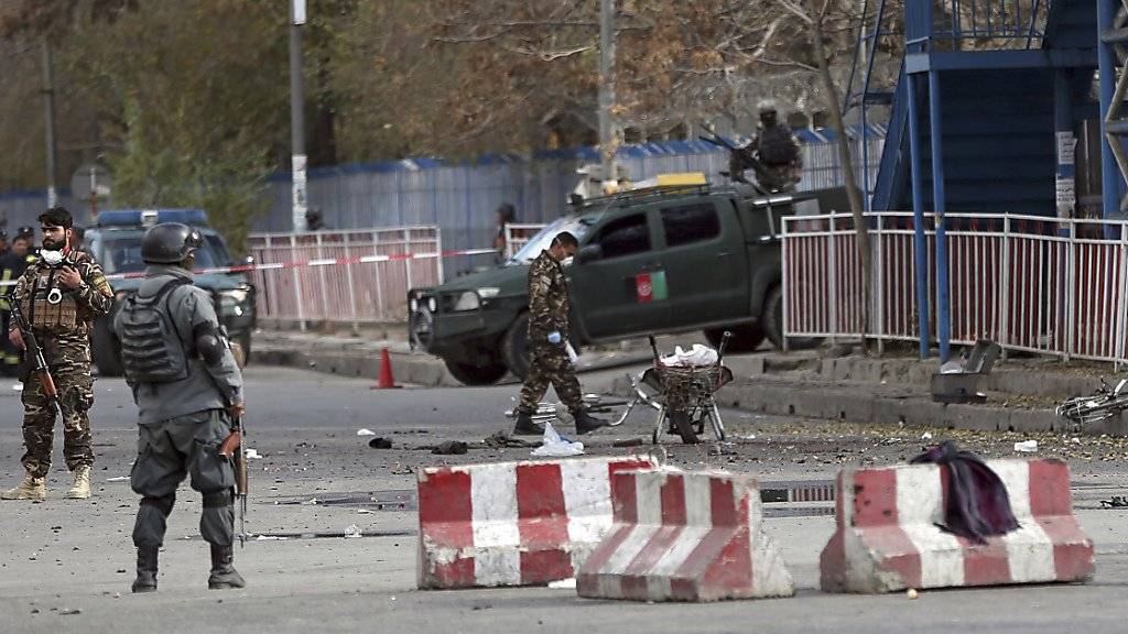 Sicherheitskräfte nahe am Ort der Detonation am Montagmorgen in Kabul. Mindestens sechs Menschen fielen dem Selbstmordanschlag zum Opfer.