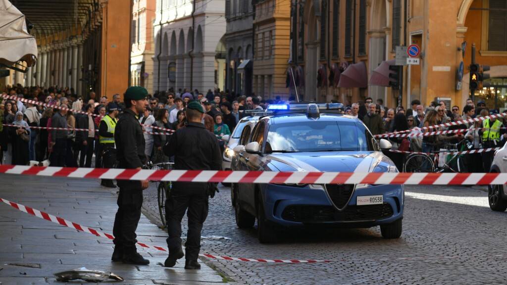 dpatopbilder - Ein Polizeiwagen steht nach einem Vorfall in einer Straße in Modena in einem abgesperrten Bereich. Foto: Uncredited/LaPresse/AP/dpa