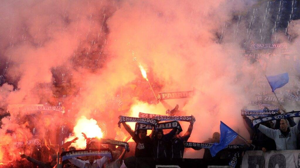 Fünf FCZ-Fans sollen die Fanutensilien von FCB-Fans gestohlen haben. (Symbolbild)