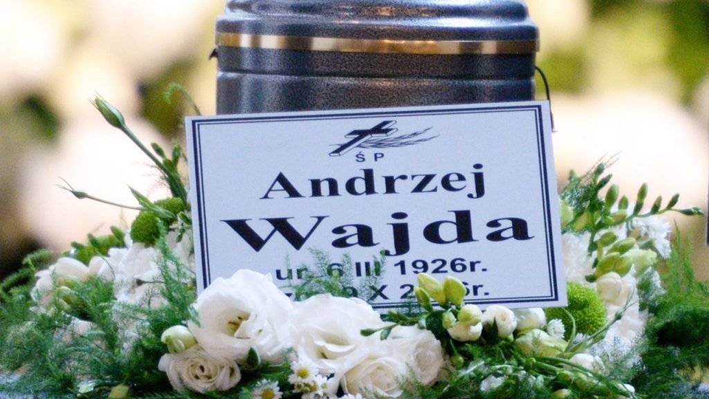 Die Urne mit der Asche der Regie-Legende Andrzej Wajda ist am Mittwoch beigesetzt worden.