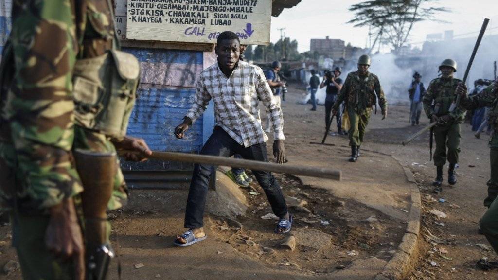Auch die Wiederholung der Präsidentschaftswahl in Kenia war von Gewalt begleitet: Im Kawangware Slum bei Nairobi umzingeln Polizisten einen Anhänger der Opposition. Aber auch die Regierungsgegner gingen gewaltsam gegen die Sicherheitskräfte vor.