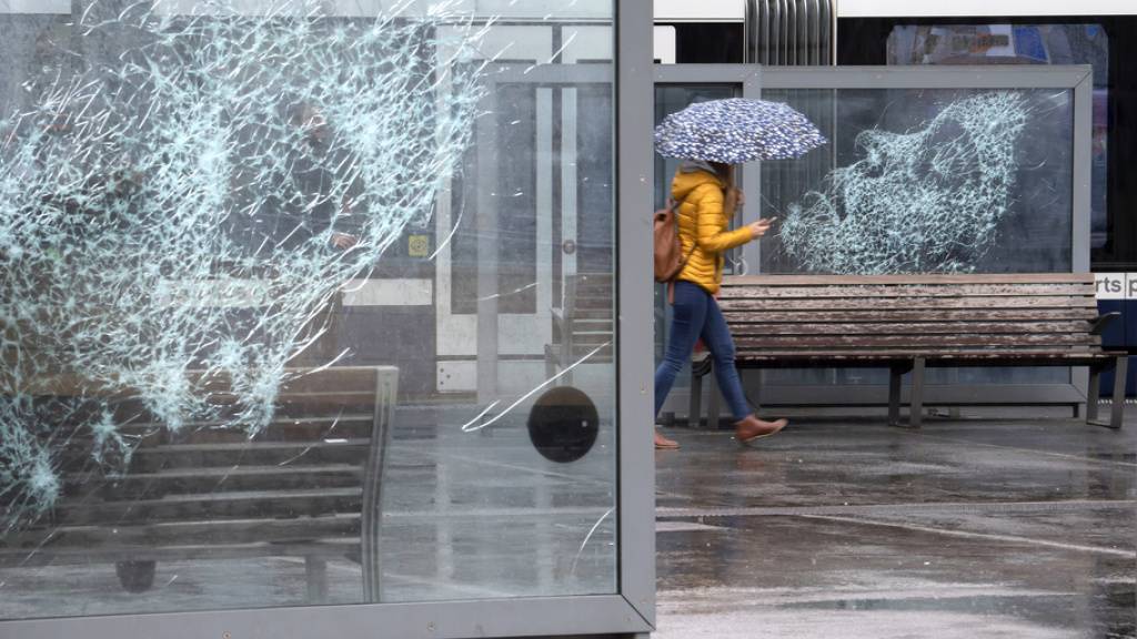 Zum Tag der Pressefreiheit am 3. Mai zeigt der Berner Künstler Simon Berger in Genf seine Glaskunst: Die zersplitterten Scheiben lassen Frauenporträts aufscheinen. Damit verweist der Künstler auf die Zerbrechlichkeit von Pressefreiheit weltweit und erinnert an inhaftierte Journalistinnen.