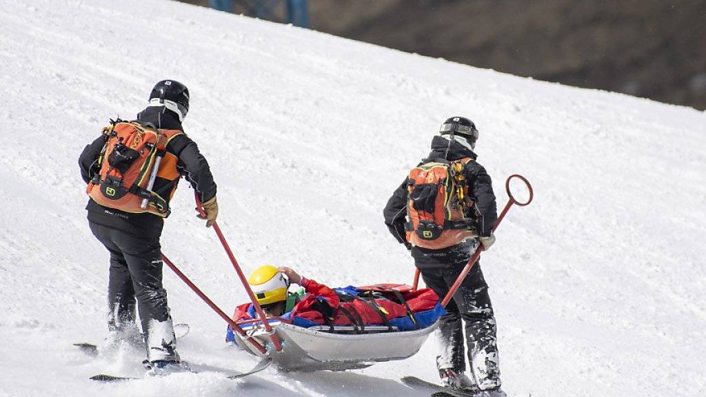 Die Österreicherin Cornelia Hütter wird nach ihrem Sturz bei der Weltcup-Abfahrt in Soldeu im Rettungsschlitten abtransportiert