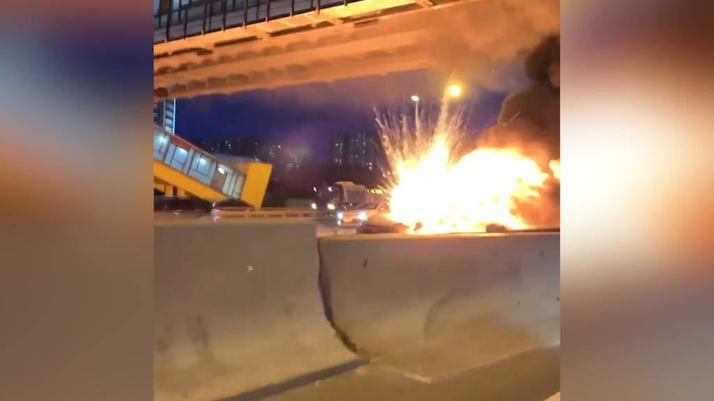 Schockmoment: Tesla explodiert mitten auf Moskauer Autobahn