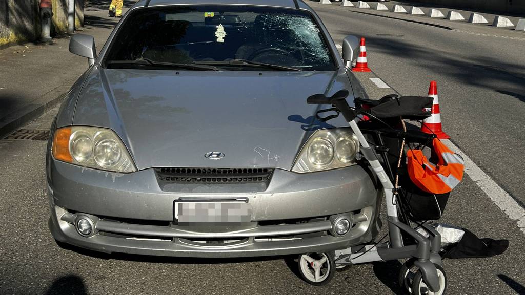 Eine 83-jährige Seniorin wurde in Brugg von einem Hyundai erfasst, als sie die Strasse überqueren wollte.