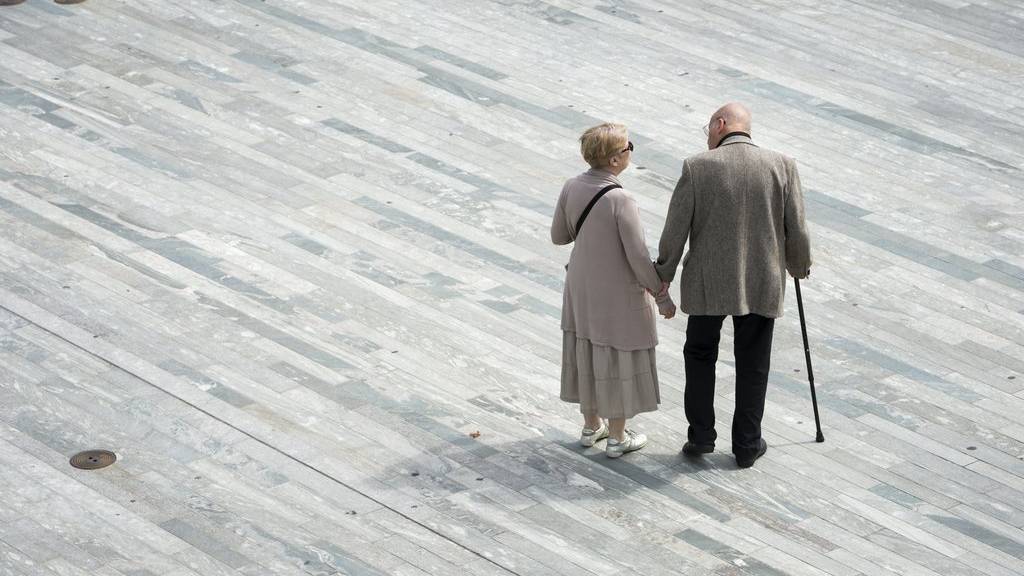Rentner und Rentnerinnen sollen nach Ständerat mehr AHV erhalten. (KEYSTONE/Dominic Steinmann)