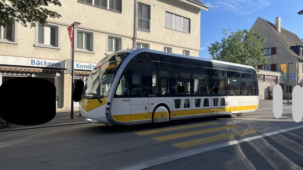 Auf der Zentralstrasse in Neuhausen wurde eine junge Frau beim Zusammenstoss mit diesem Linienbus verletzt.