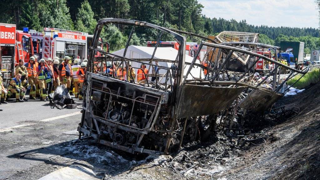 Das ausgebrannte Wrack des verunfallten Reisebusses an der Unglücksstelle auf der A9 bei Münchberg (Bayern). Von den 48 Insassen kamen 18 ums Leben und 30 wurden verletzt, einige von ihnen schwer.