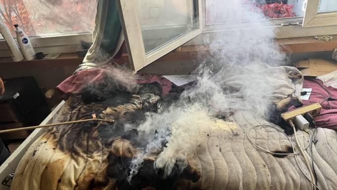 Mottbrand wegen Zigi: Feuerwehr schmeisst schwelende Matratze aus dem Fenster