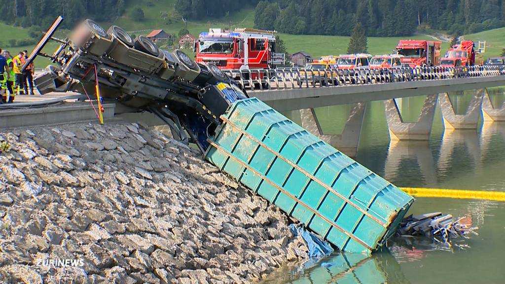 Lastwagen verunfallt auf dem Steinbach-Viadukt