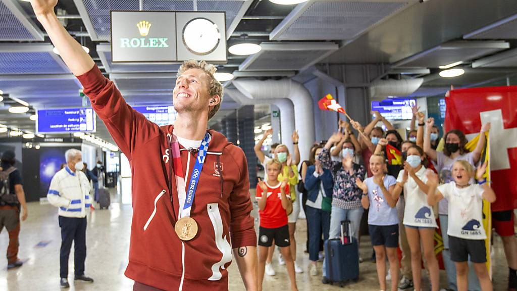 Selfies mit Fans (wie hier Jérémy Desplanches bei der Ankunft in Kloten) sind für die Sportler in Tokio gar nicht möglich - sie leben in einer Parallelwelt