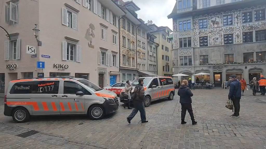 Geschäft in der Altstadt mitten am Tag überfallen – Polizei nimmt zwei Personen fest