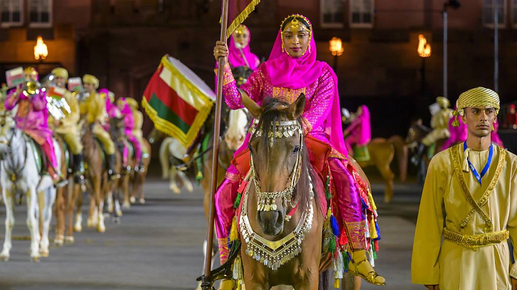 Die Patrouille Suisse hat am Freitag das Militärmusikfestival Basel Tattoo eröffnet. Das Festival vereinigt rund 1000 Mitwirkende aus vier Kontinenten und biete laut Veranstalter einen Mix aus Tradition, Exotik und Moderne.