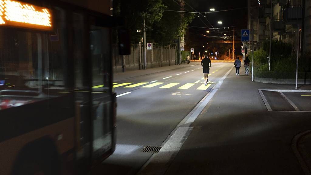 Ein E-Trotti darf maximal 20 km/h fahren: Die Stadtpolizei Zürich zog ein Gefährt aus dem Verkehr, das 77 km/h erreichte. (Symbolbild)