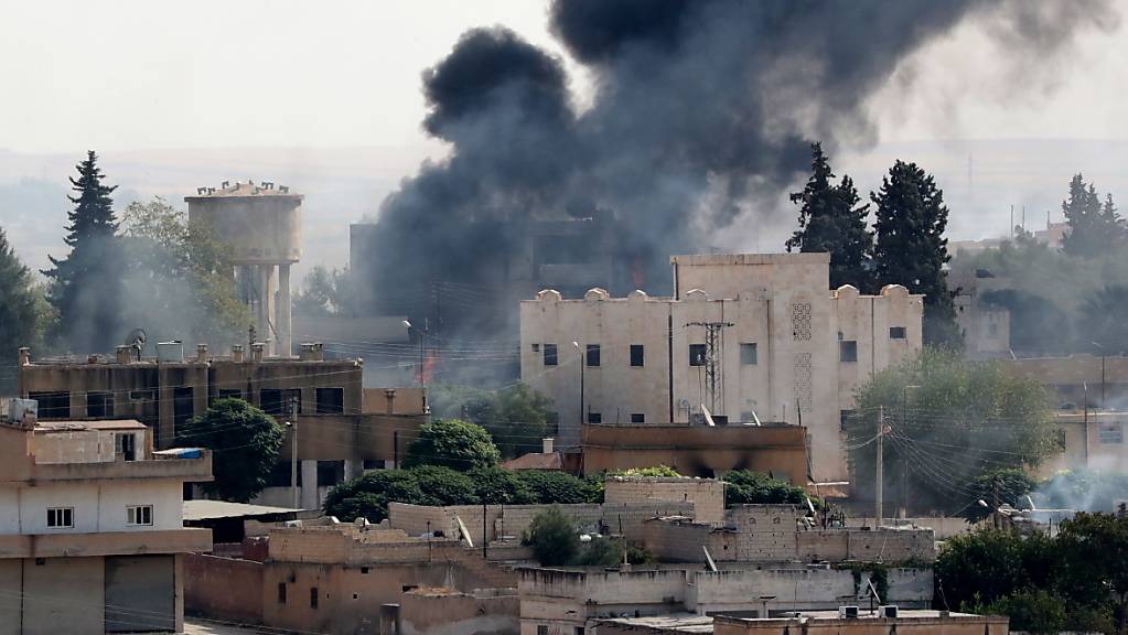Rauch steigt auf über der syrischen Grenzstadt Ras al-Ain nach einem Luftangriff der türkischen Armee. (Archivbild)
