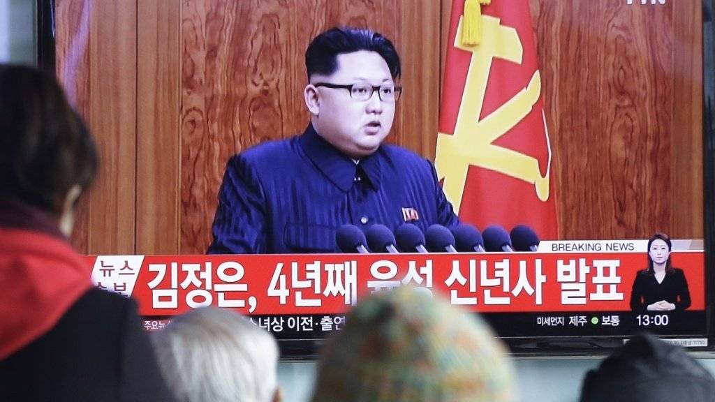 Nordkoreas Machthaber Kim Jong Un verspricht in einer TV-Ansprache zu Neujahr der Bevölkerung Verbesserungen des Lebensstandards. Die Ansprache wurde auch in Südkorea ausgestrahlt, wo sie wie im Bild am Bahnhof der Hauptstadt Seoul von der Bevölkerung verfolgt wurde.