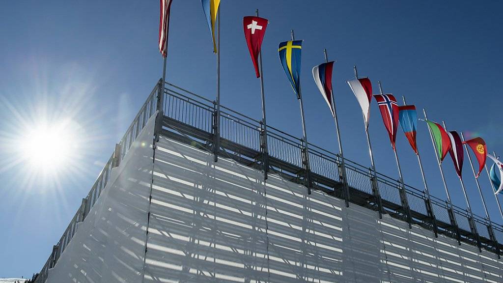 Seefeld empfängt die nordischen Skisportler mit Sonnenschein.