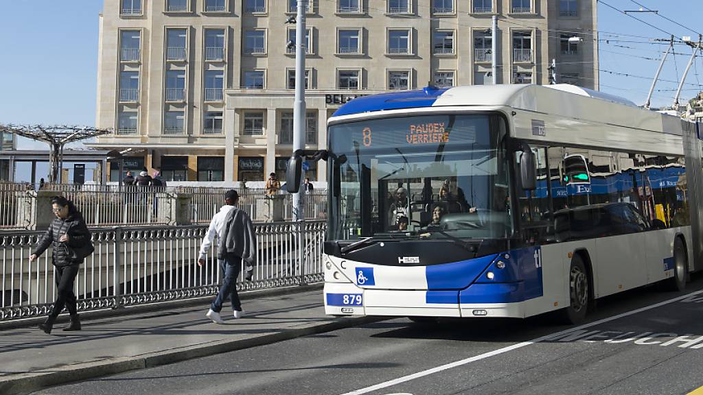 Eine 60-jährige Frau ist am Donnerstagabend beim überqueren einer Strasse von einem Bus erfasst worden und gestorben. (Archivbild)