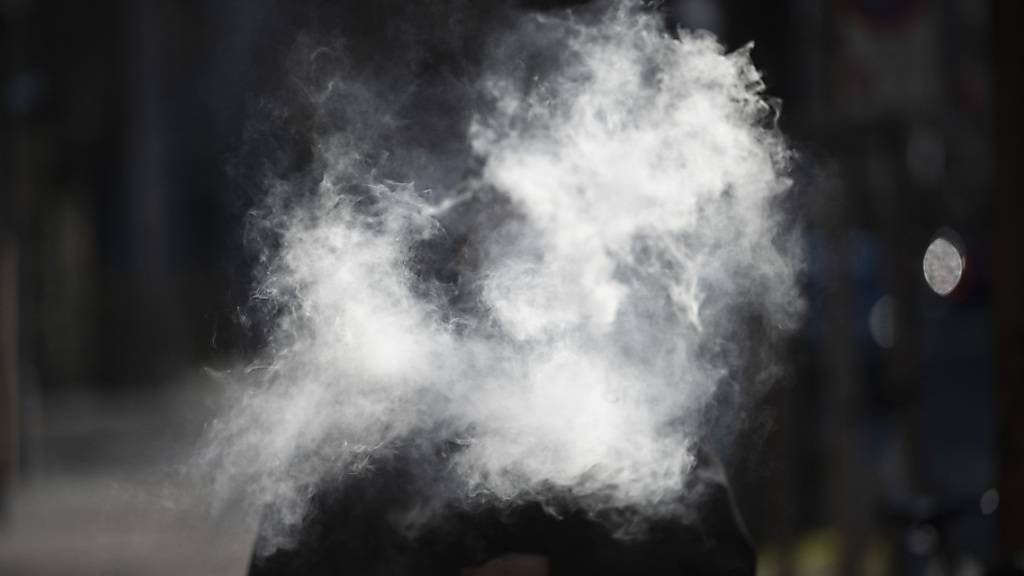 Ein Mann raucht beziehungsweise dampft seine elektronische Zigarette. Mexiko verbietet den Verkauf von E-Zigaretten und ähnlichen Produkten. (Archivbild)
