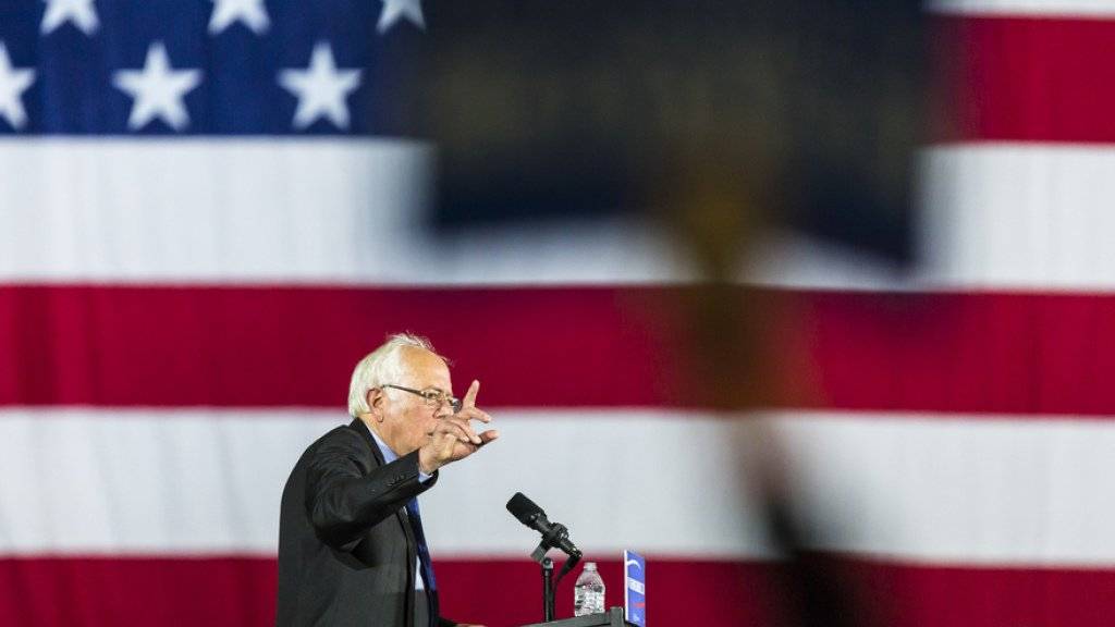 Bernie Sanders gewinnt die Vorwahlen in drei US-Bundesstaaten. Dennoch liegt er deutlich hinter Konkurrentin Hillary Clinton zurück.