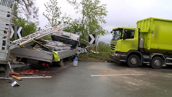 Lieferwagen kracht in Egg in Lkw – Feuerwehr muss Mitfahrer befreien