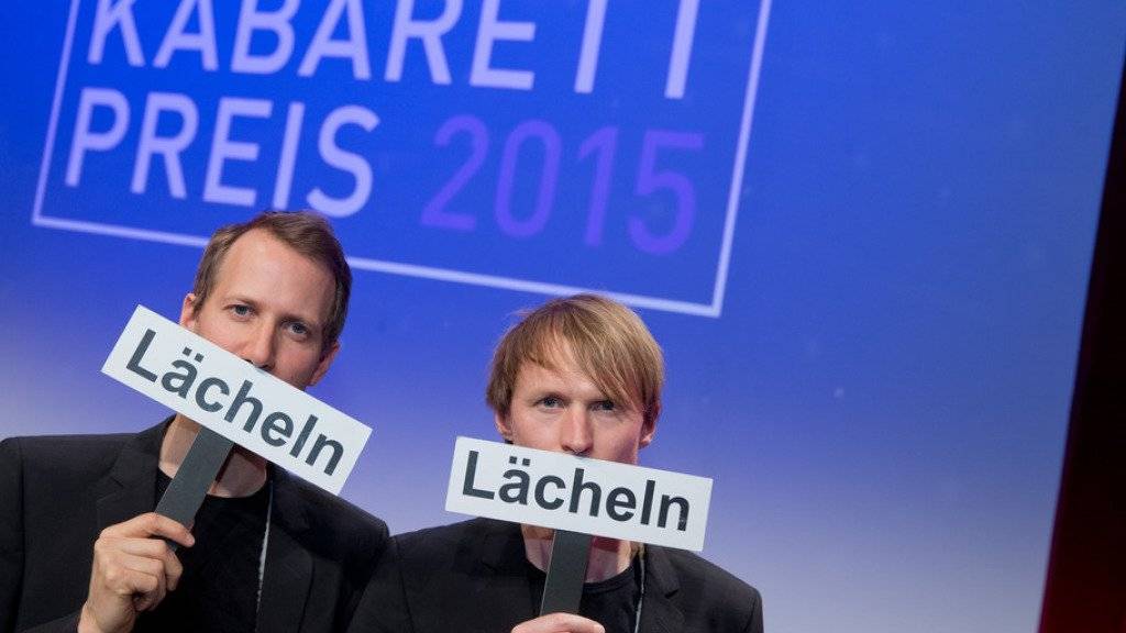 Leise und erfolgreich: Die Schweizer Plakatkünstler «Ohne Rolf» (Jonas Anderhub, l., und Christof Wolfisberg, r.) sind mit dem Deutschen Kabarett-Preis 2015 ausgezeichnet worden.