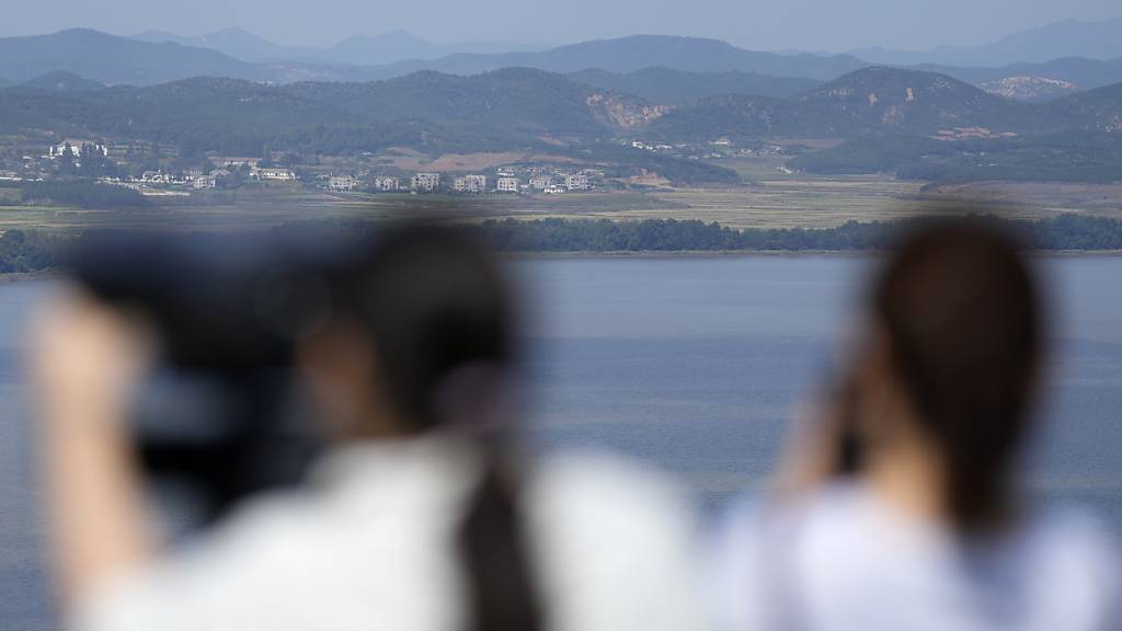 ARCHIV - Besucher beobachten die nordkoreanische Seite vom Vereinigungsbeobachtungsposten. Foto: Lee Jin-man/AP/dpa